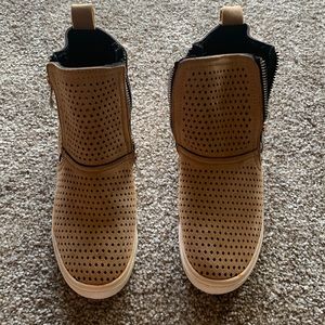 Brown heeled sneaker